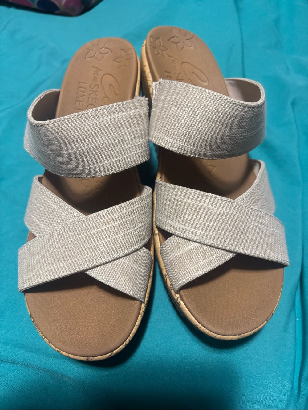 Skechers Womenās Light Beige Crisscross Strap Sandals